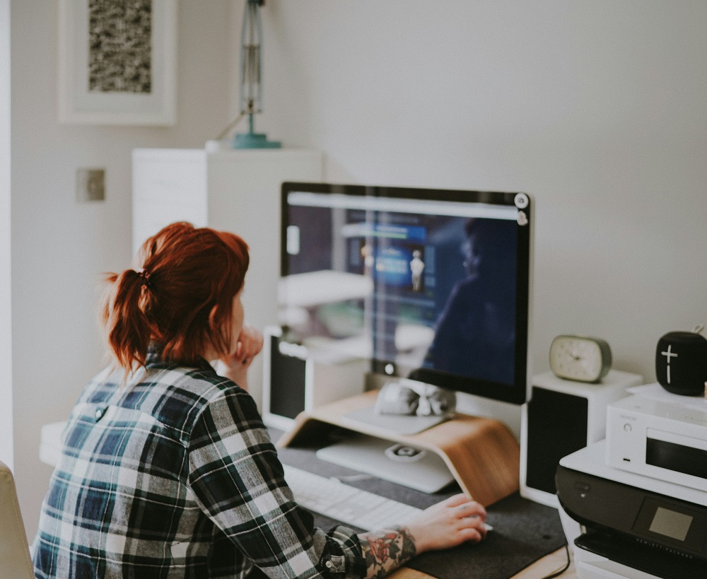How does a typical logo design project work?